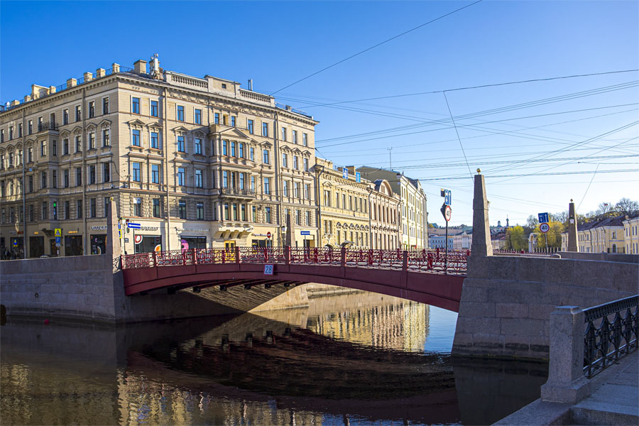 Красный мост на реке Мойке, лето