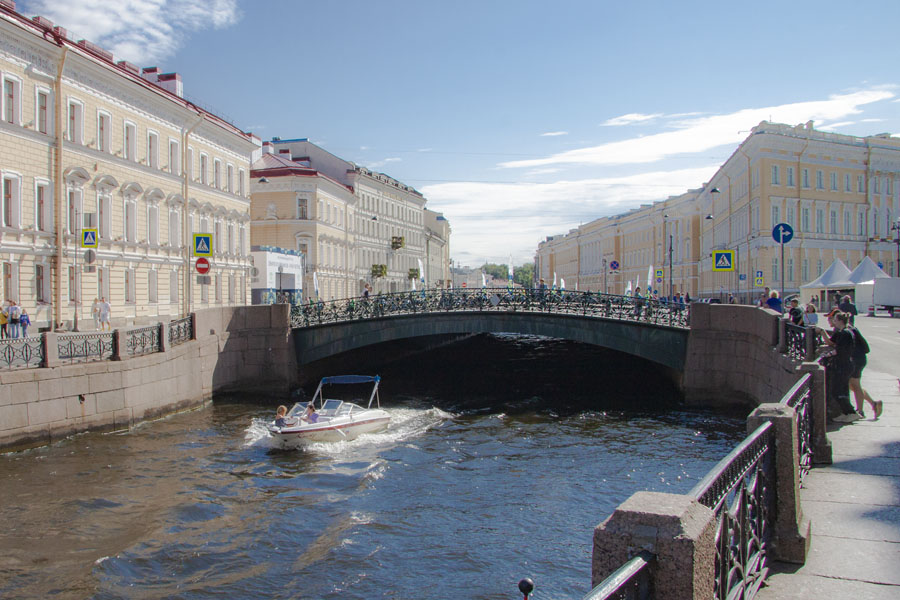 Певческий мост в Санкт Петербурге на реке Мойке